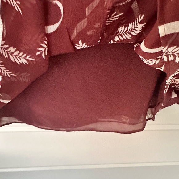 Ann Taylor Maroon and White Leaf Pattern Blouse size S - Picture 5 of 10
